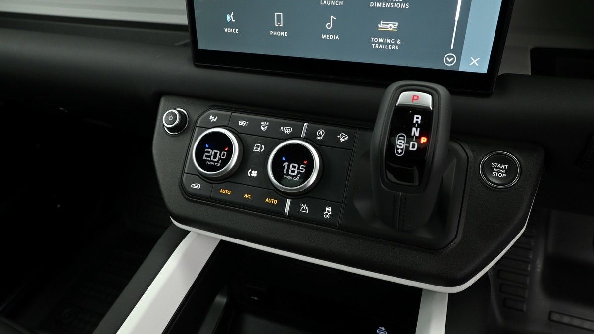 Land Rover Defender 110 Image 12