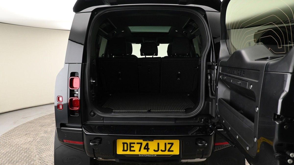 Land Rover Defender 110 Image 10