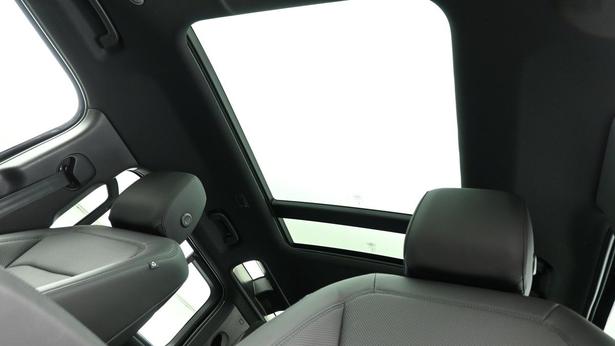 Land Rover Defender 110 Image 2