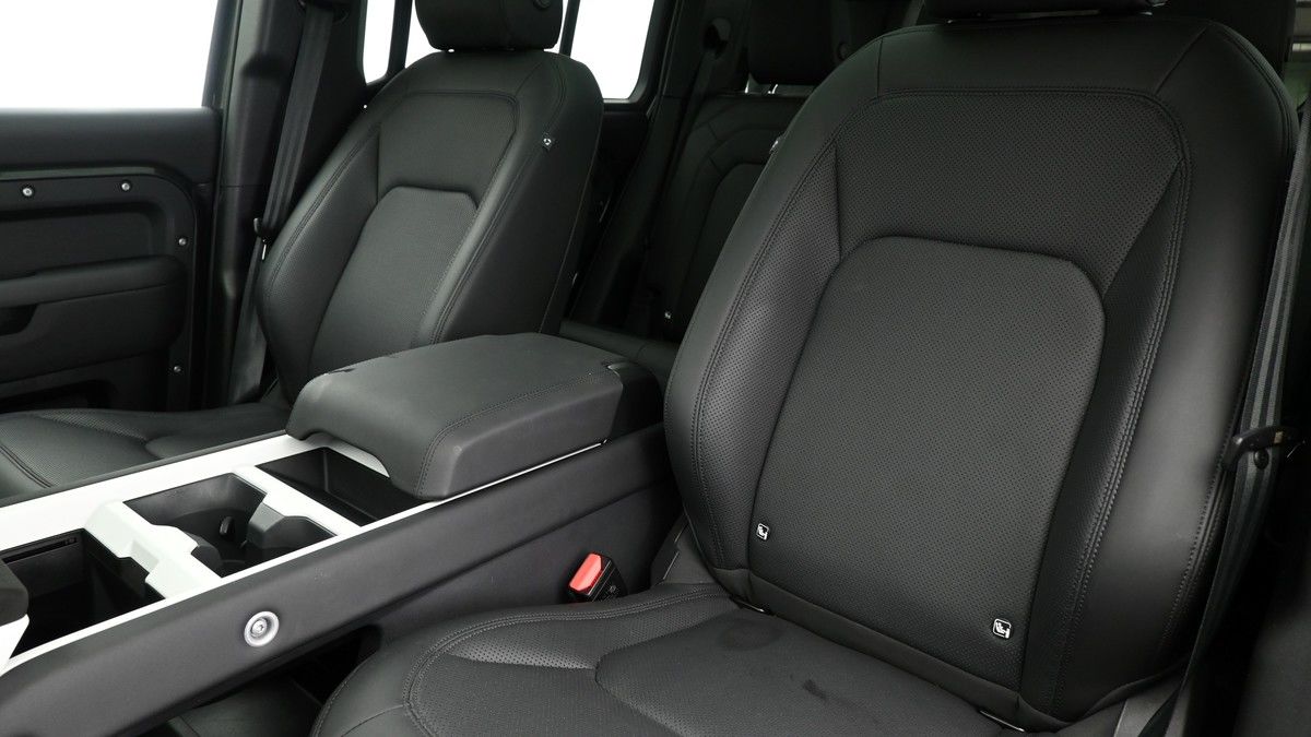 Land Rover Defender 110 Image 4