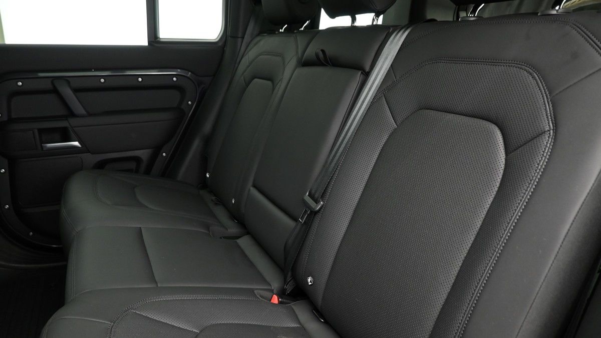 Land Rover Defender 110 Image 5