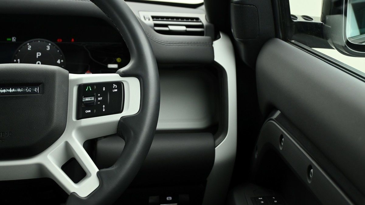 Land Rover Defender 110 Image 16