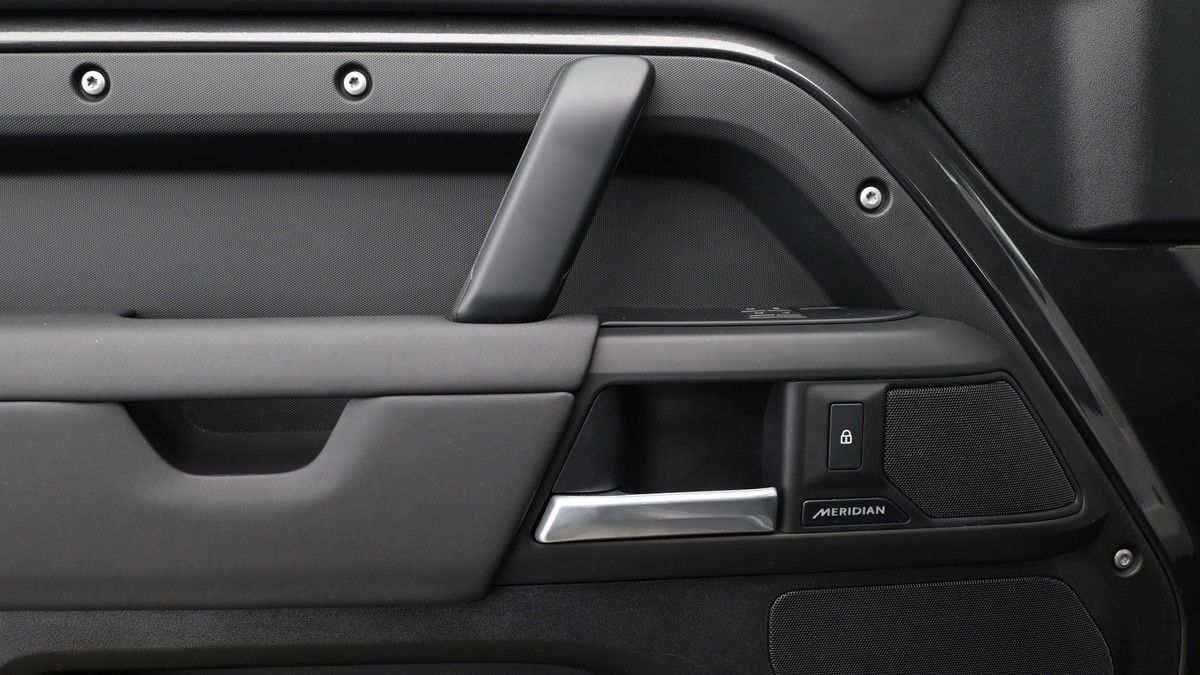 Land Rover Defender 110 Image 13