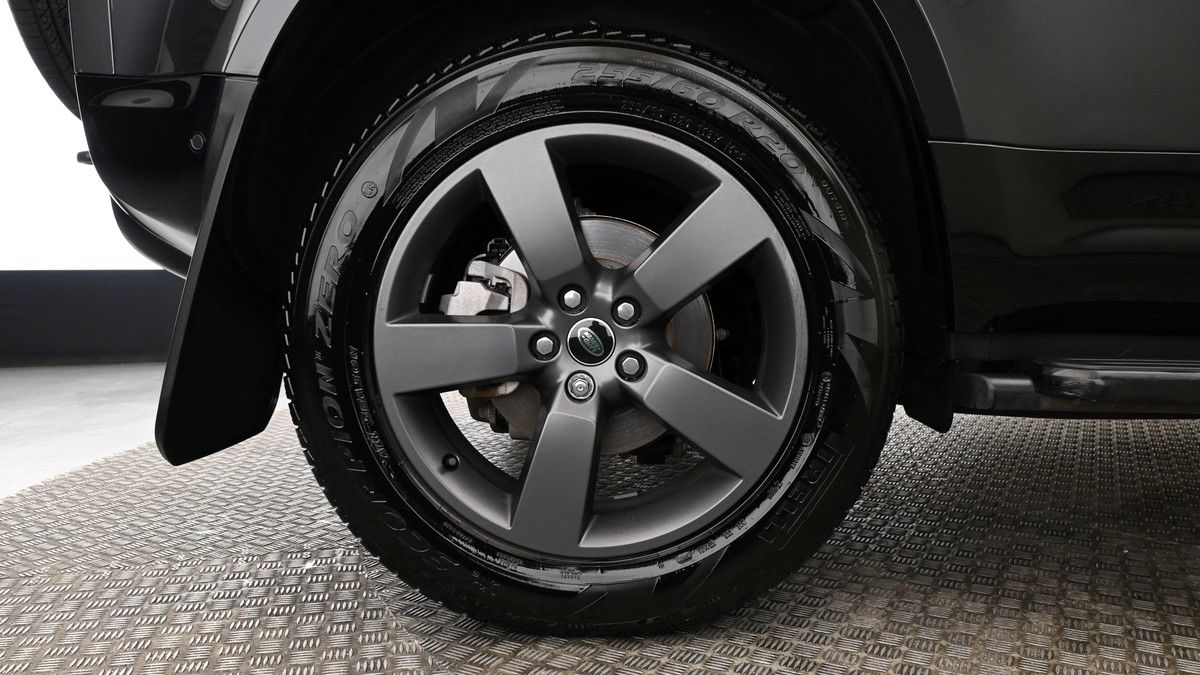 Land Rover Defender 110 Image 9