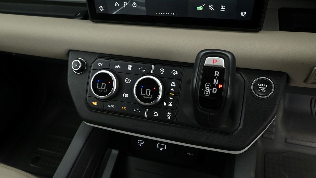 Land Rover Defender 110 Image 12