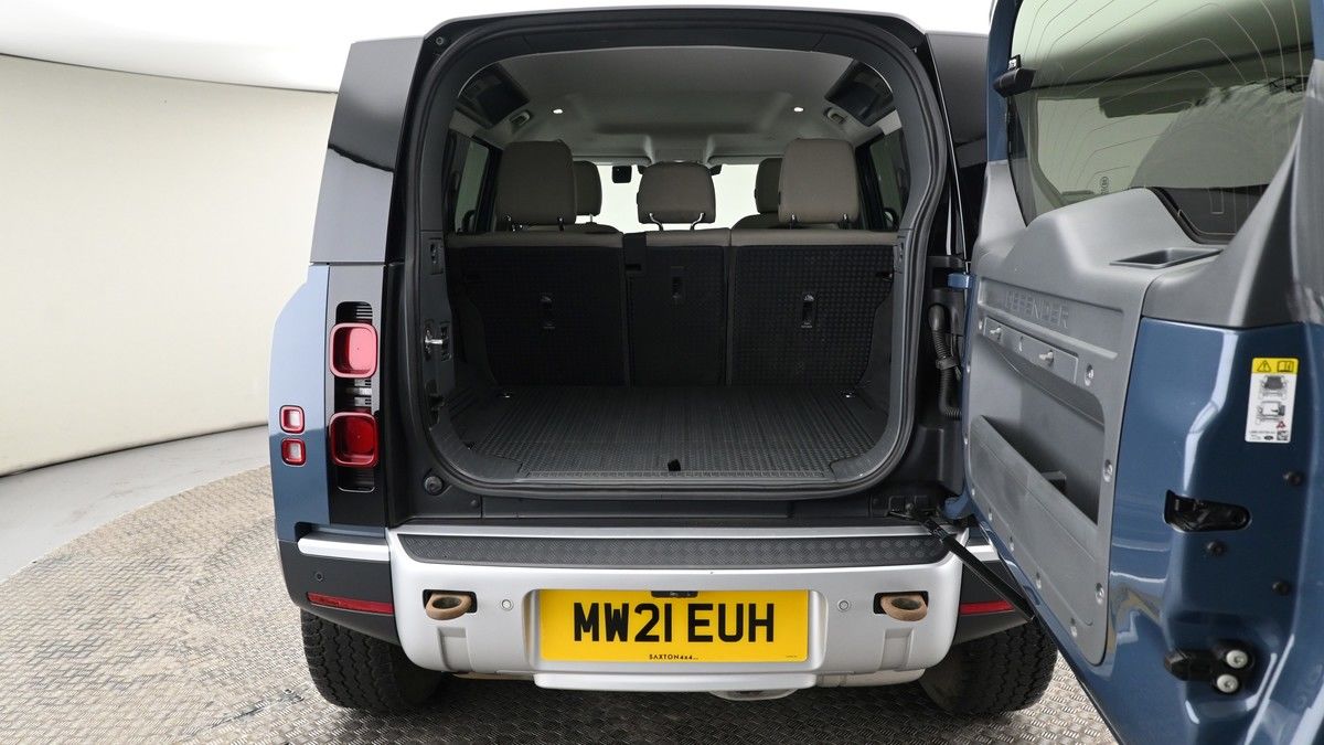 Land Rover Defender 110 Image 10