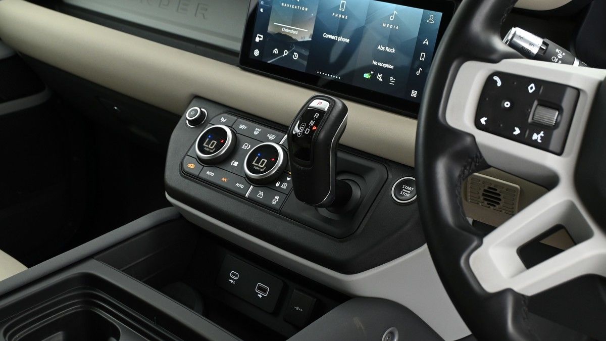 Land Rover Defender 110 Image 2