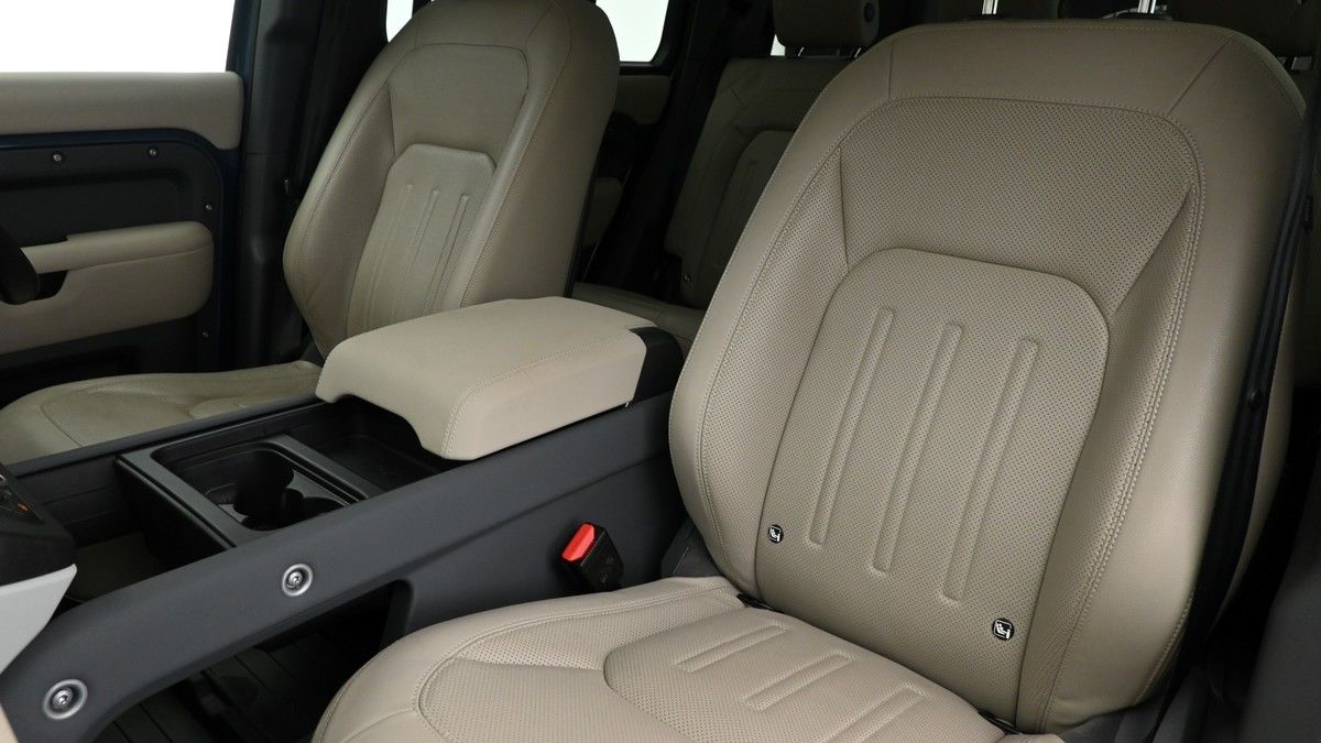 Land Rover Defender 110 Image 4