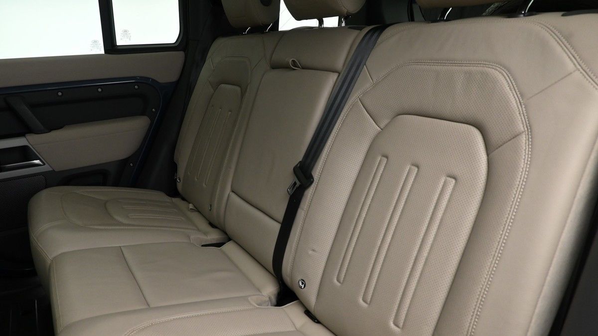 Land Rover Defender 110 Image 5