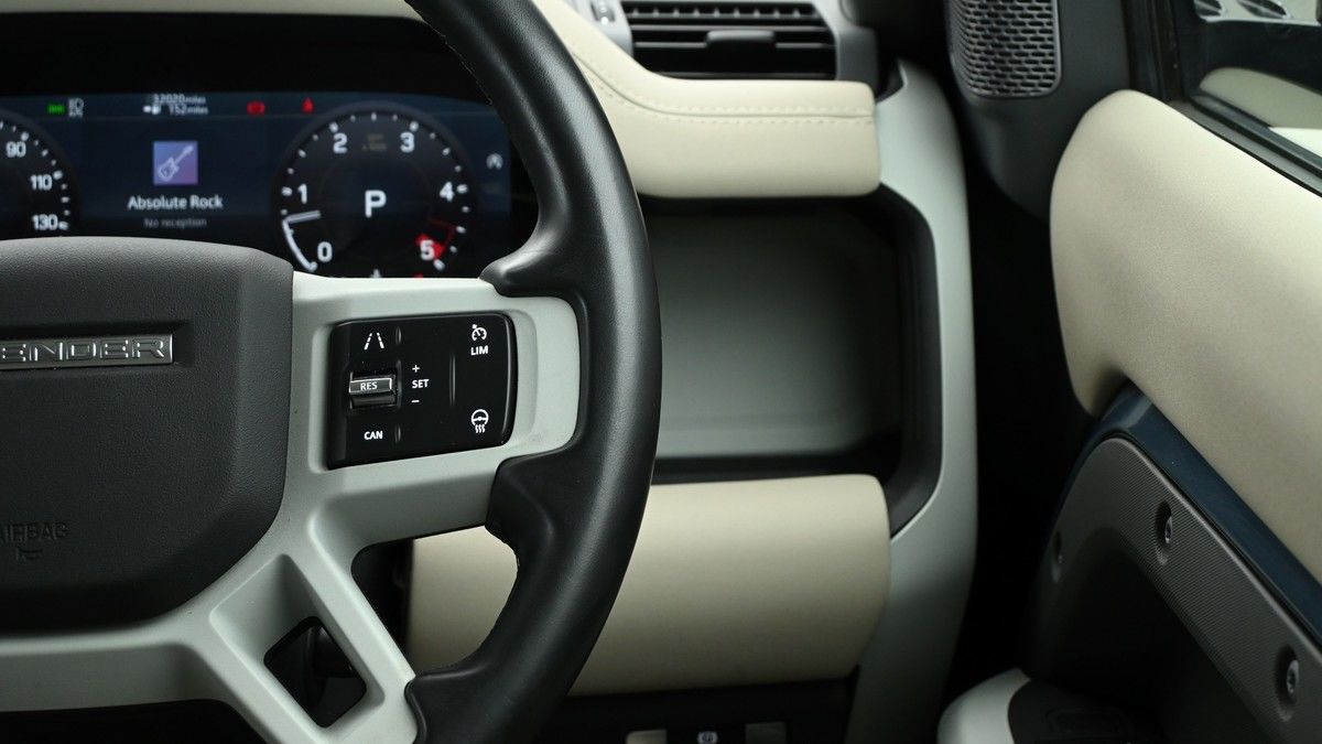 Land Rover Defender 110 Image 16