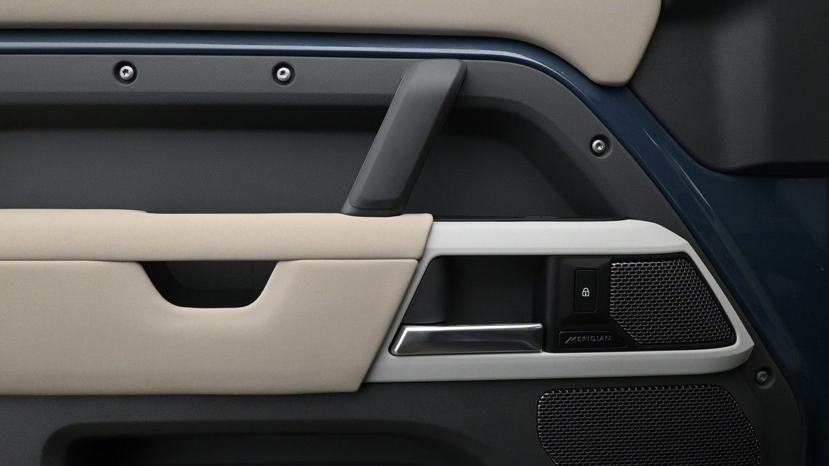 Land Rover Defender 110 Image 13