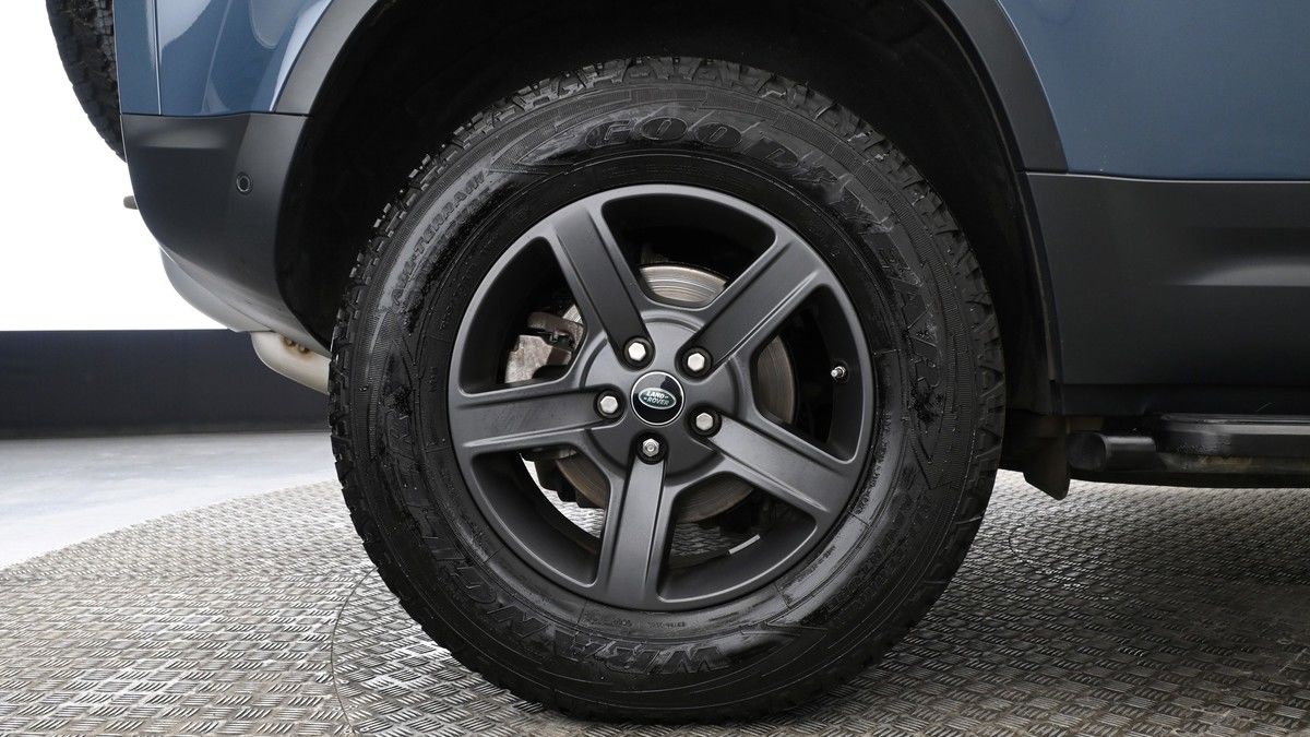 Land Rover Defender 110 Image 9