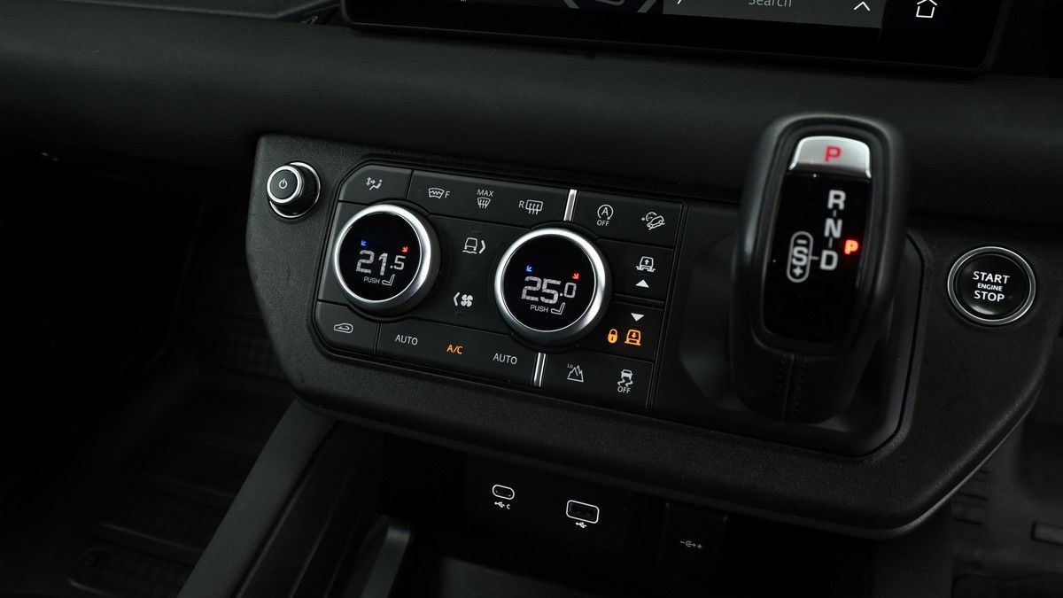 Land Rover Defender 110 Image 12