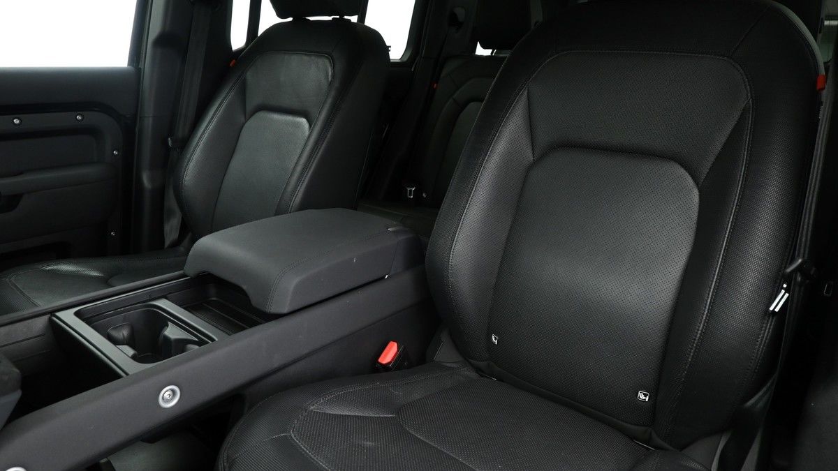Land Rover Defender 110 Image 4