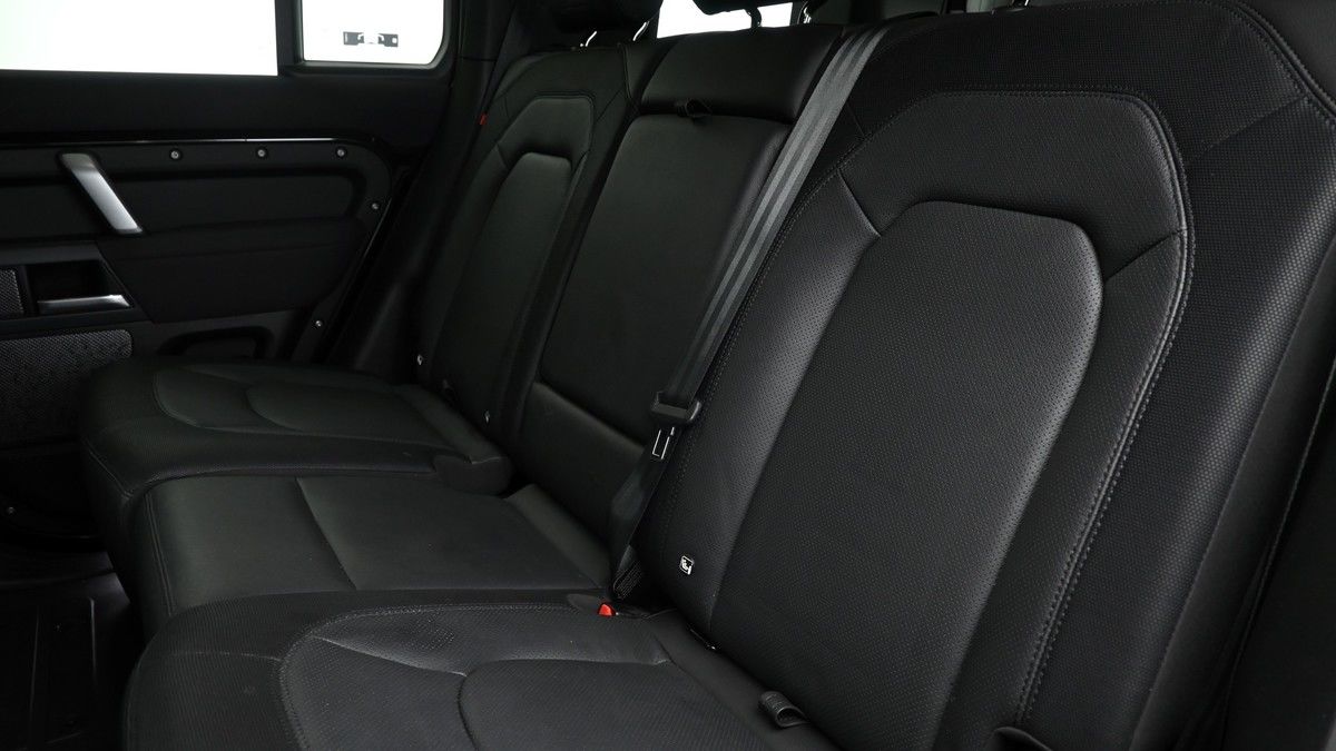 Land Rover Defender 110 Image 5
