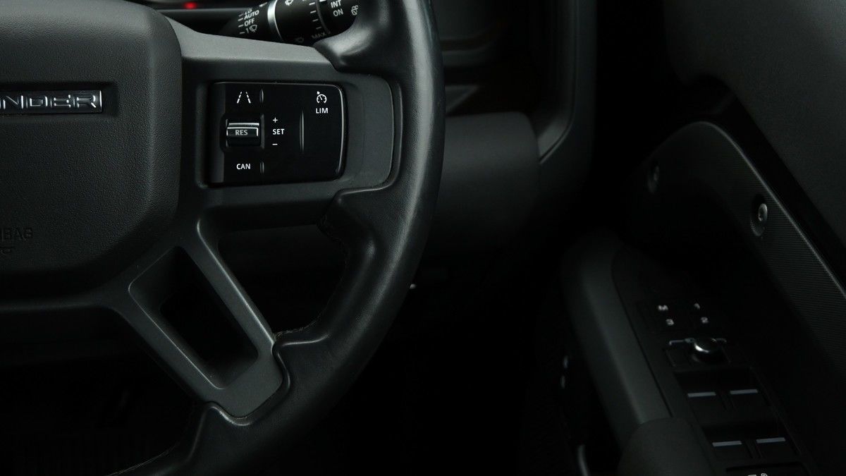 Land Rover Defender 110 Image 16