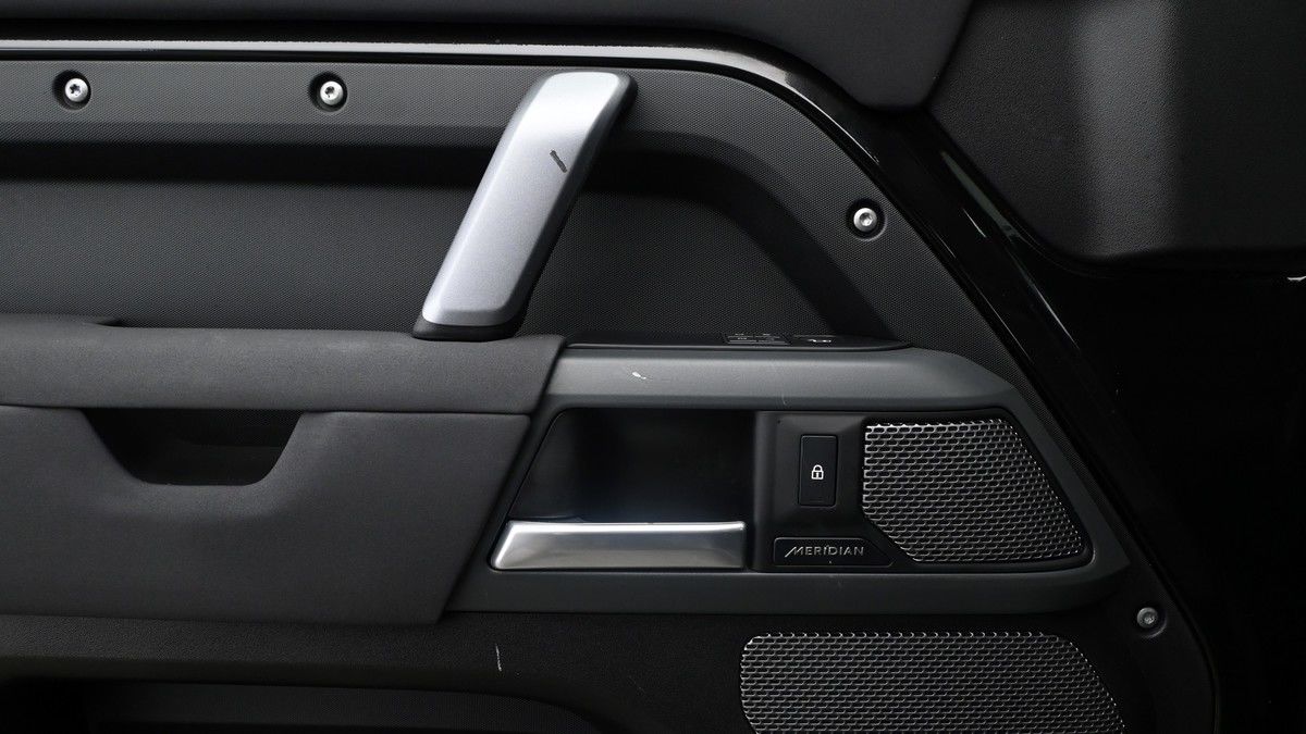 Land Rover Defender 110 Image 13