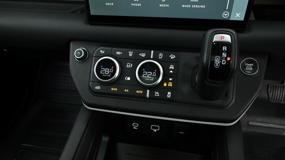 Land Rover Defender 110 Image 24