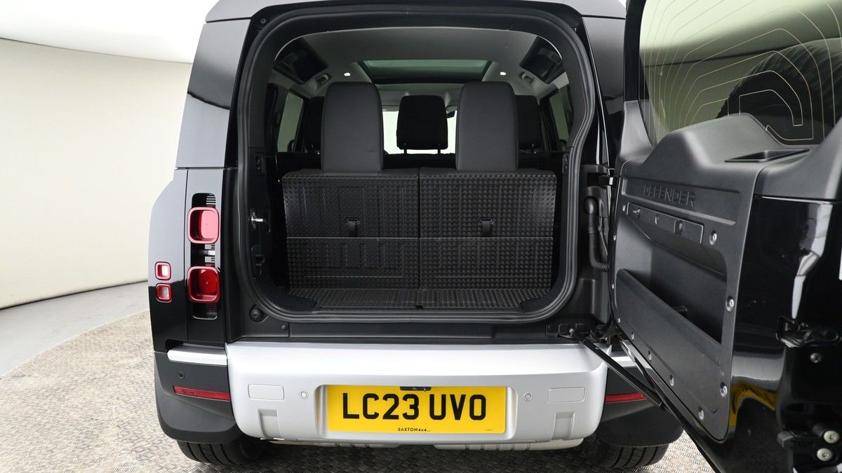 Land Rover Defender 110 Image 20