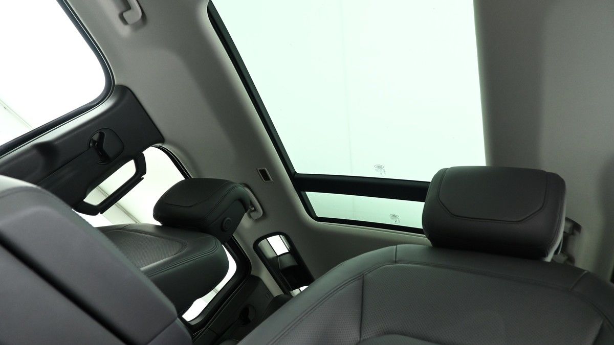 Land Rover Defender 110 Image 4