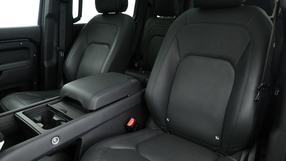 Land Rover Defender 110 Image 8