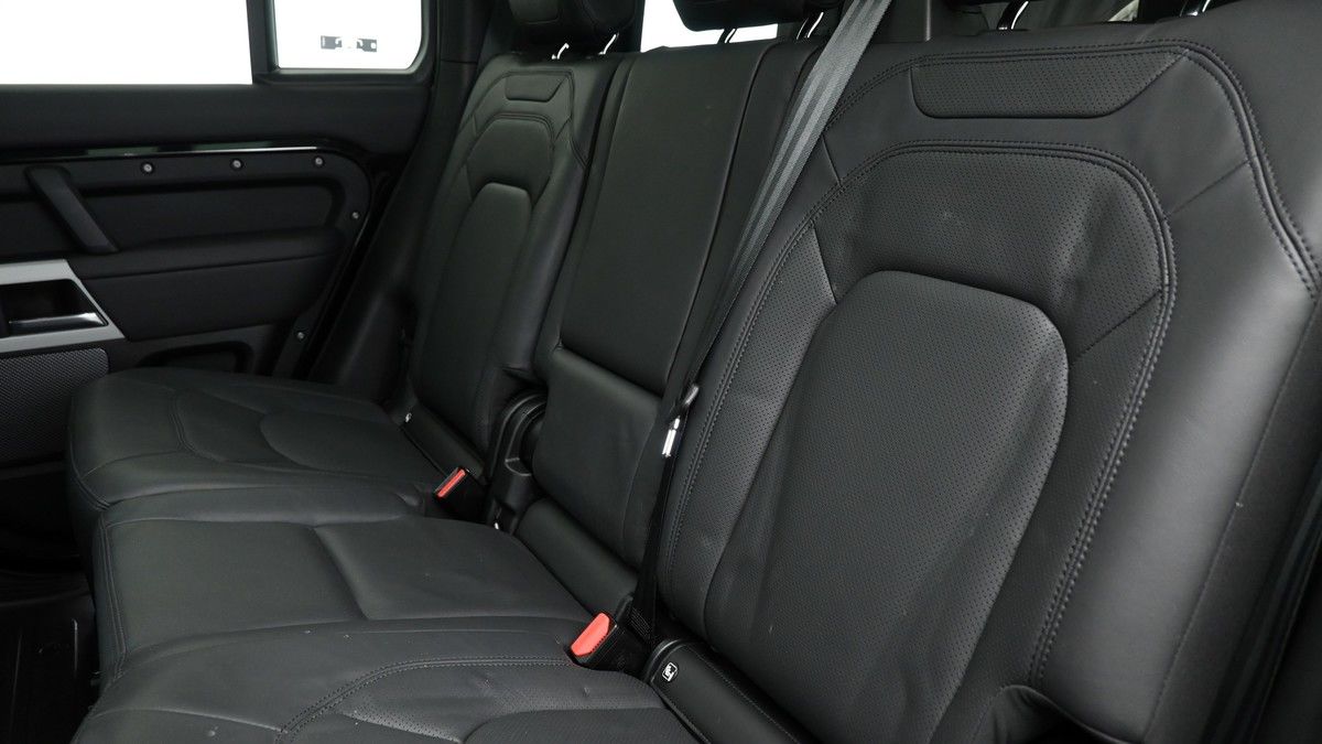 Land Rover Defender 110 Image 10