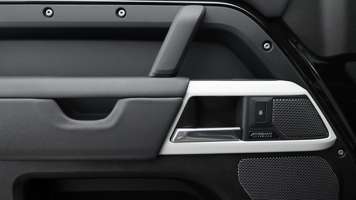 Land Rover Defender 110 Image 26