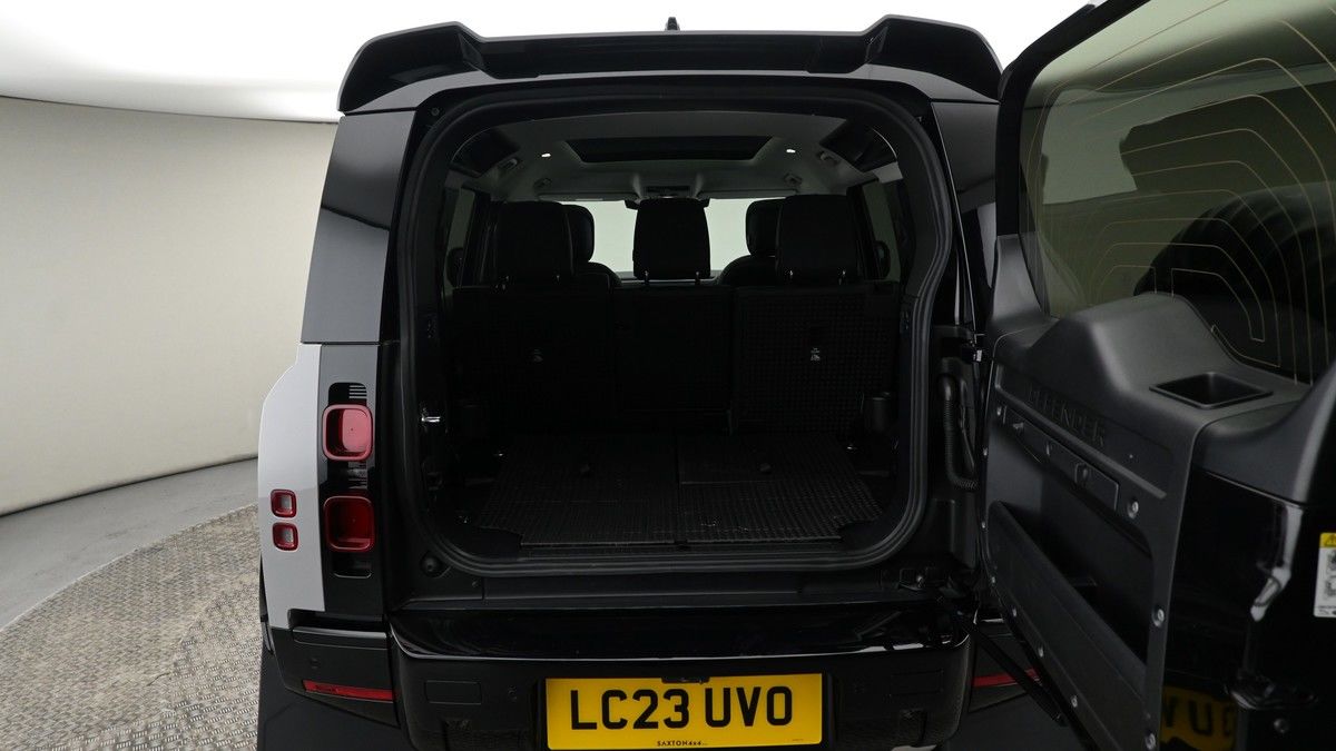 Land Rover Defender 110 Image 19