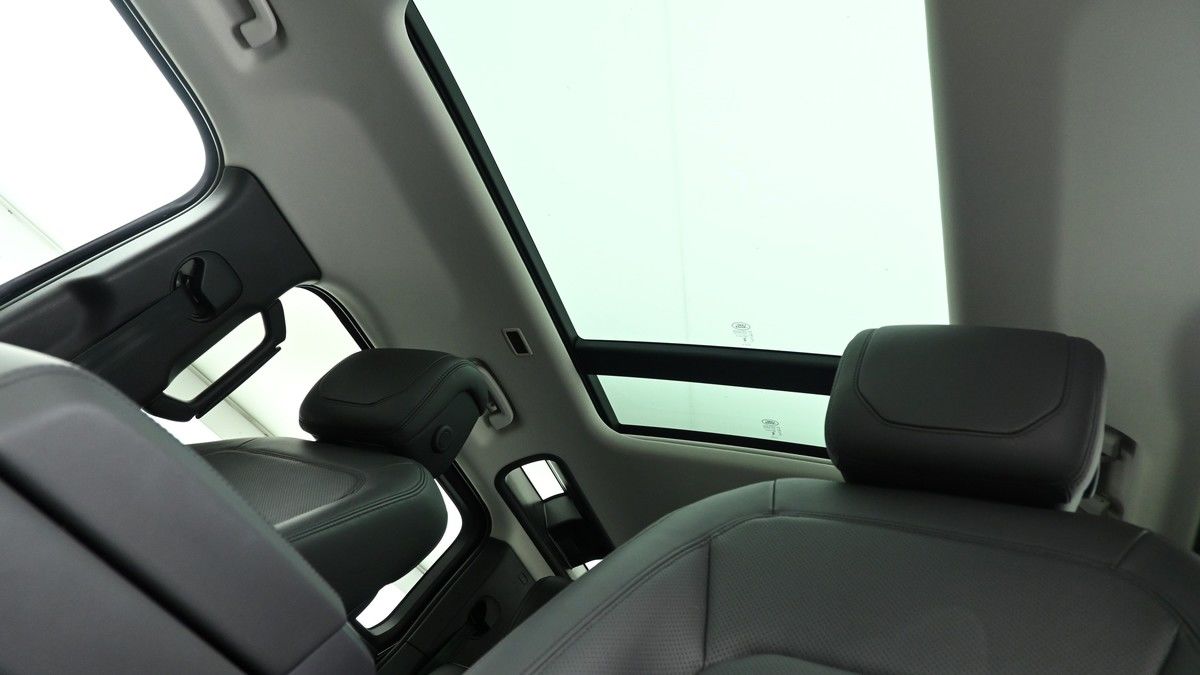 Land Rover Defender 110 Image 3