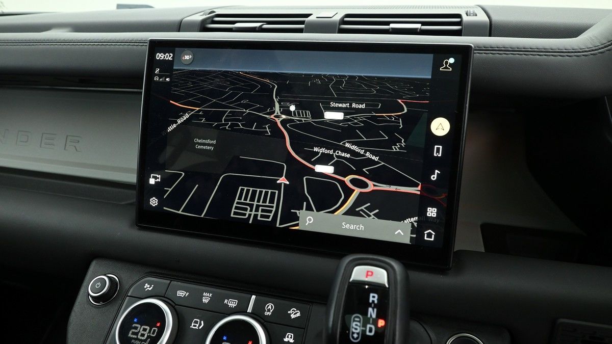 Land Rover Defender 110 Image 21