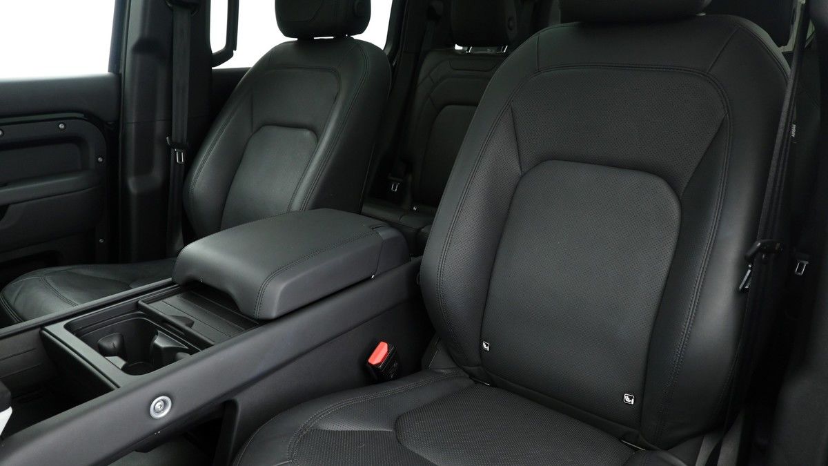 Land Rover Defender 110 Image 7