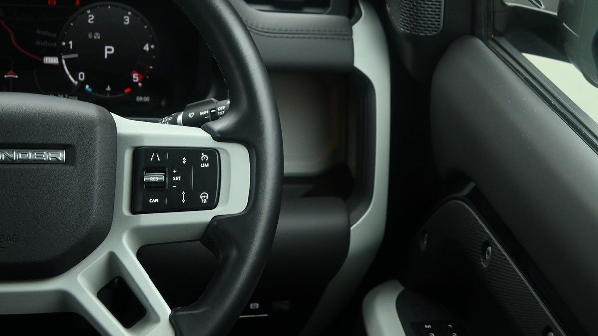 Land Rover Defender 110 Image 31