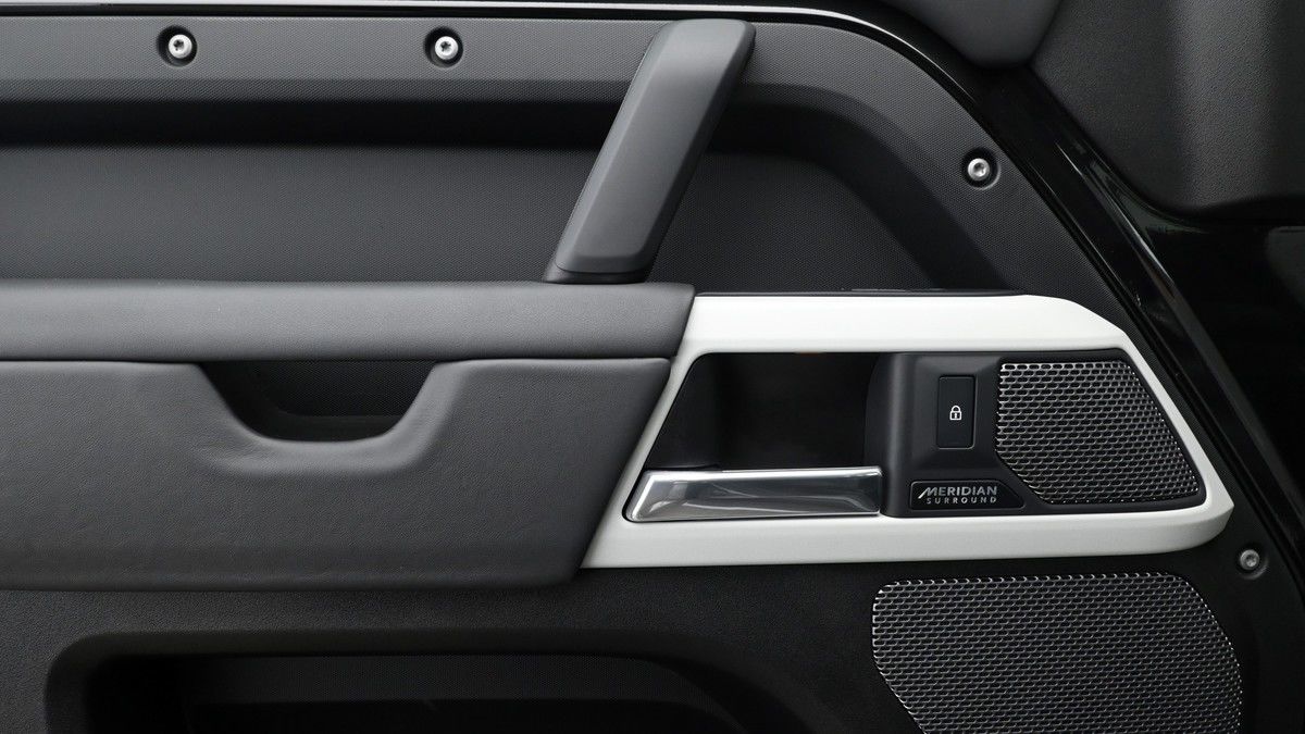 Land Rover Defender 110 Image 25