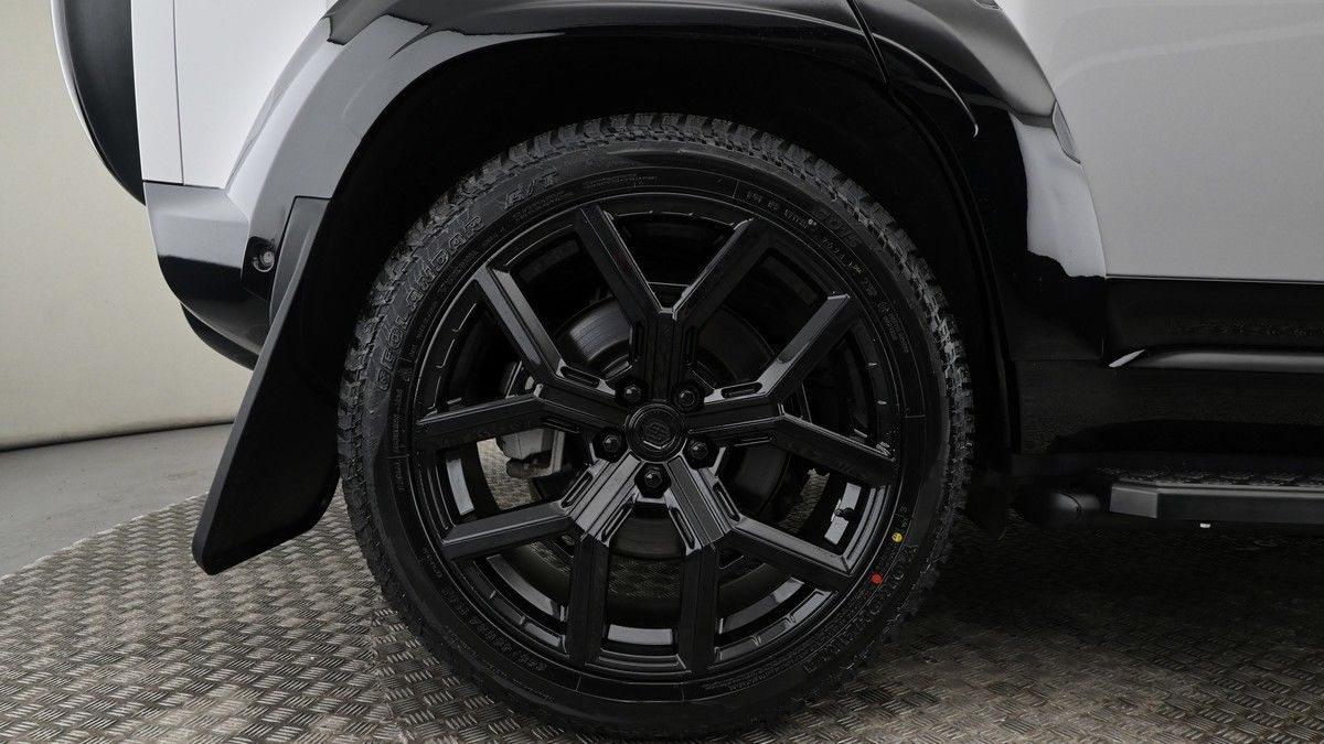 Land Rover Defender 110 Image 17
