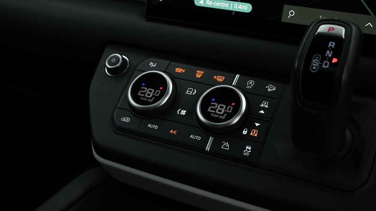Land Rover Defender 110 Image 12