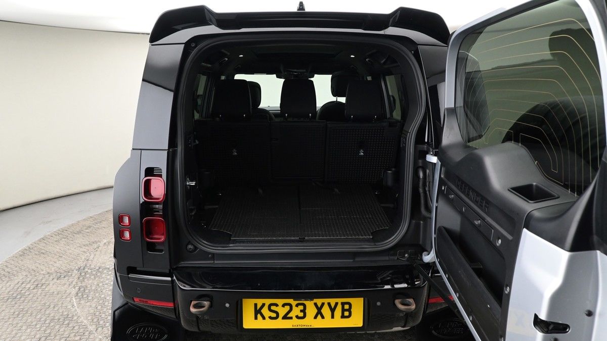 Land Rover Defender 110 Image 10