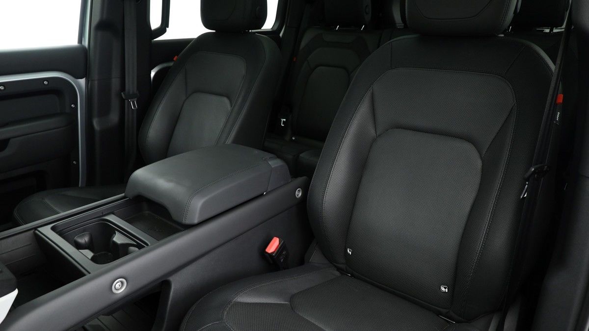 Land Rover Defender 110 Image 4