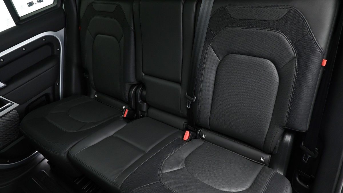 Land Rover Defender 110 Image 5