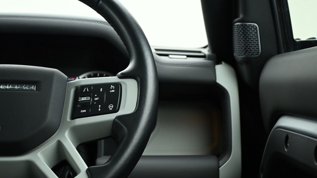 Land Rover Defender 110 Image 16