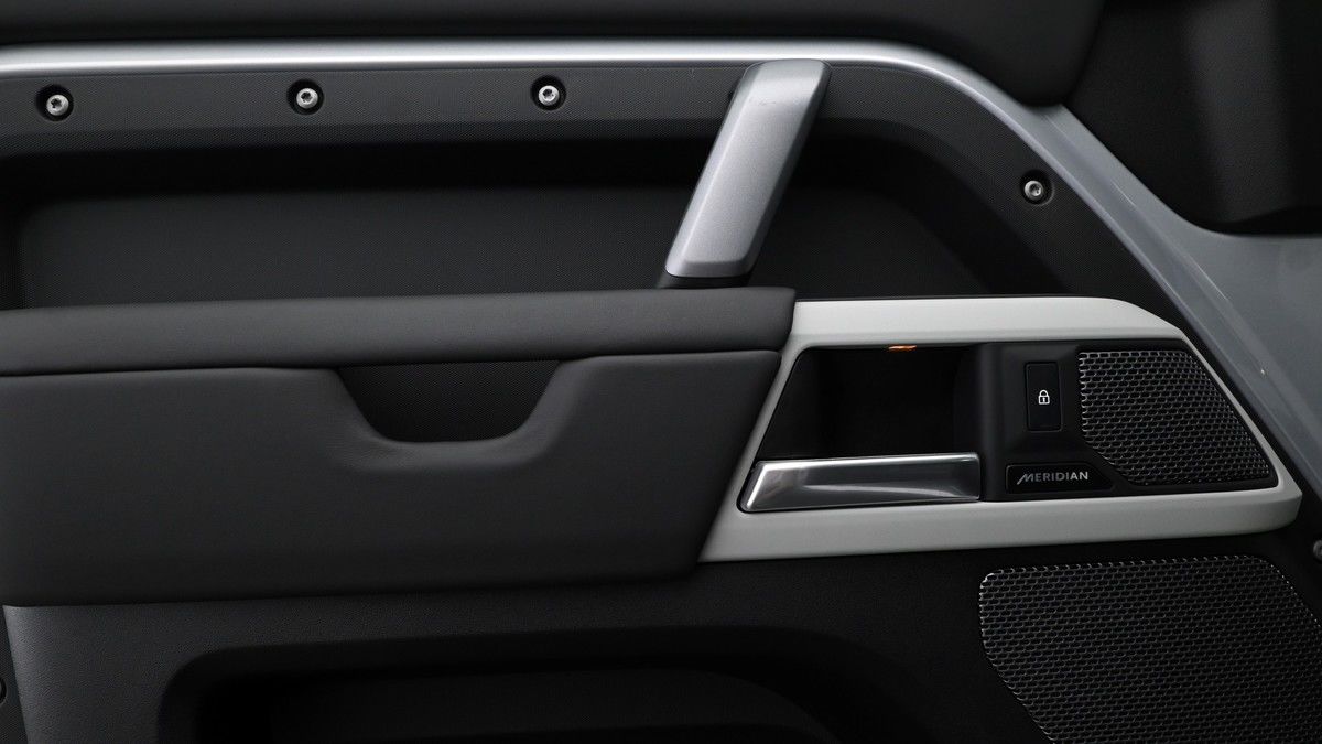 Land Rover Defender 110 Image 13
