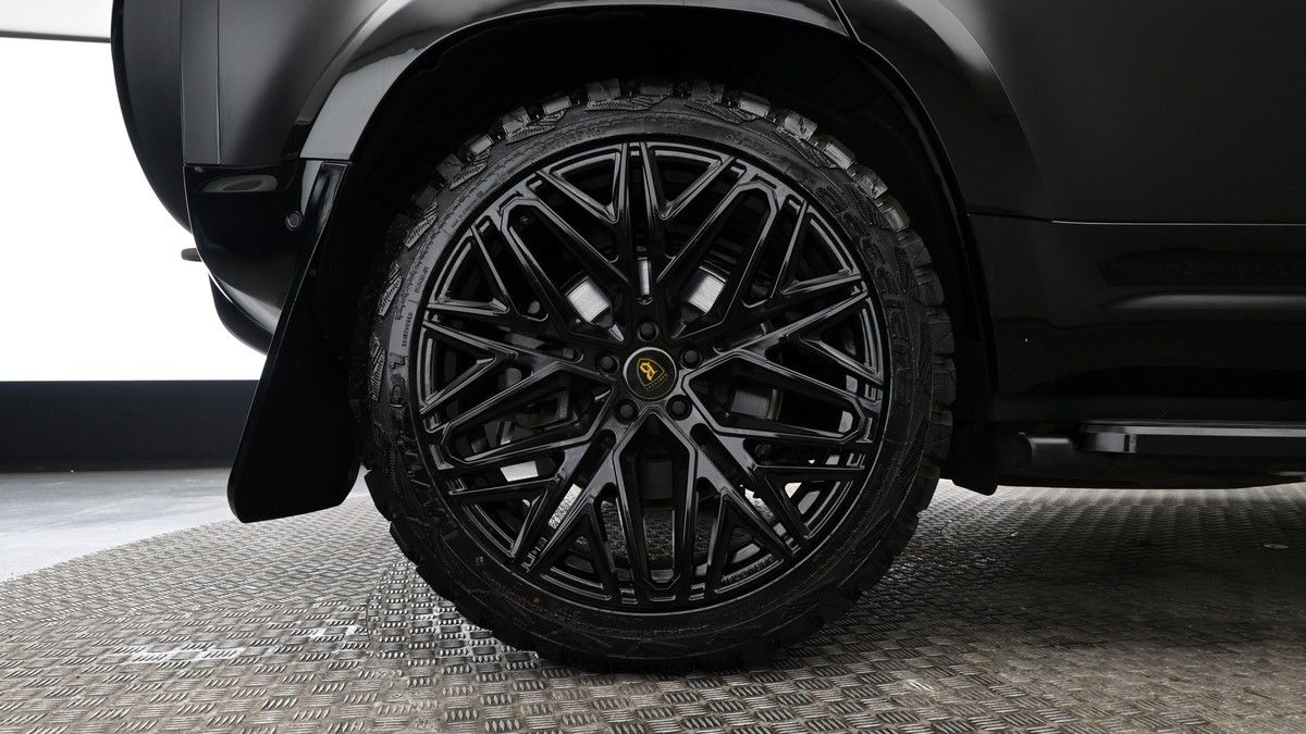 Land Rover Defender 110 Image 9