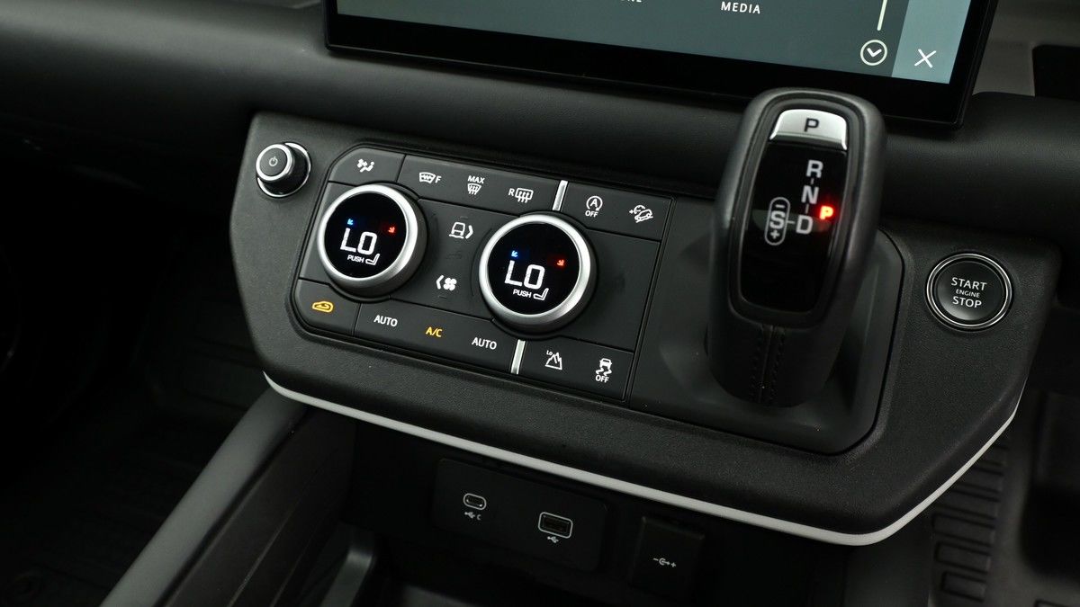 Land Rover Defender 110 Urban Image 23
