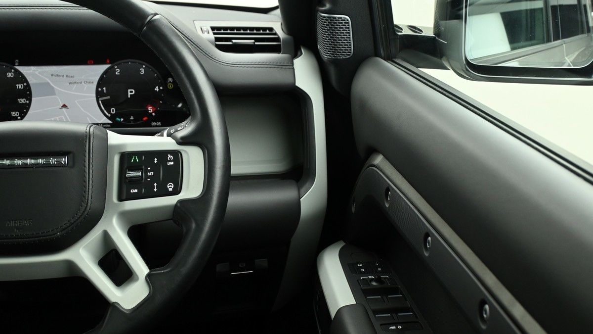 Land Rover Defender 110 Urban Image 31