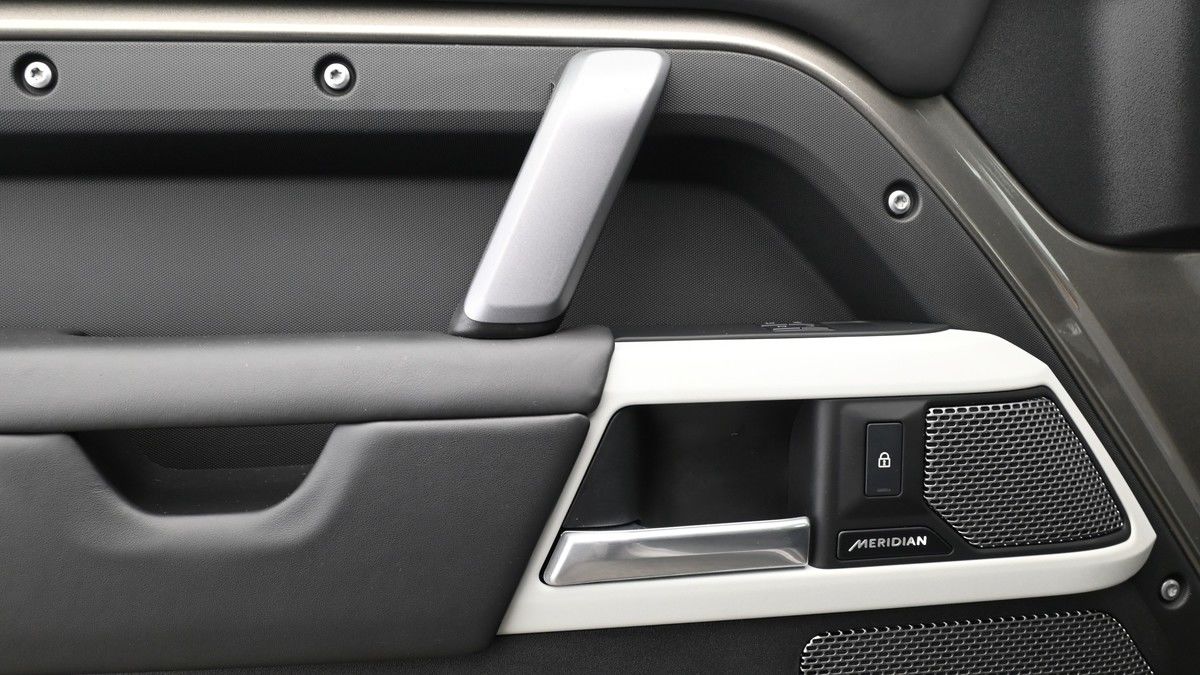 Land Rover Defender 110 Urban Image 25