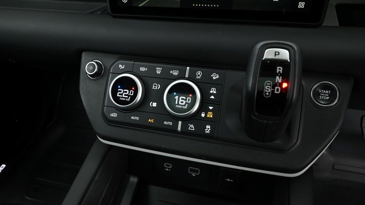 Land Rover Defender 110 Image 12