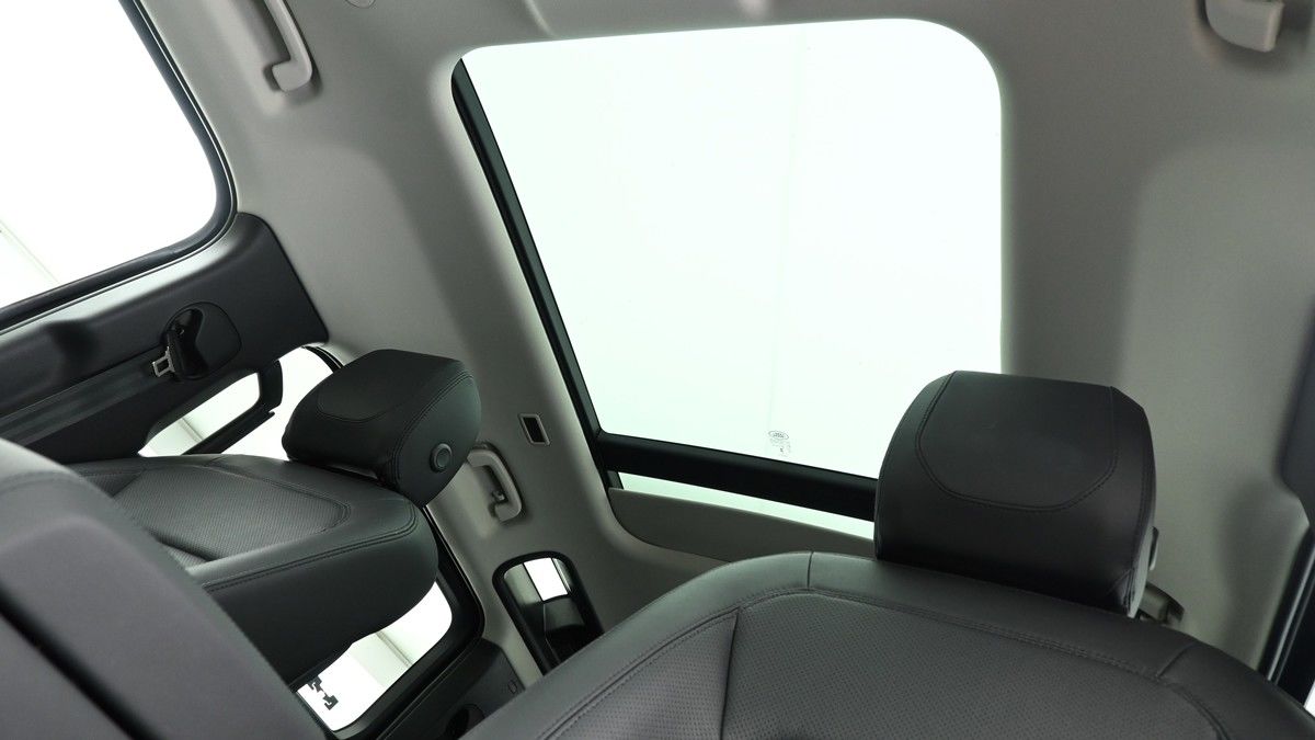Land Rover Defender 110 Image 2