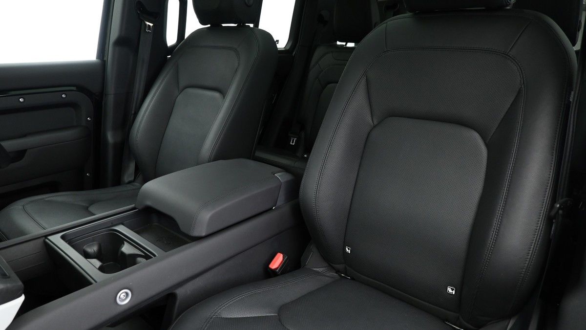 Land Rover Defender 110 Image 4