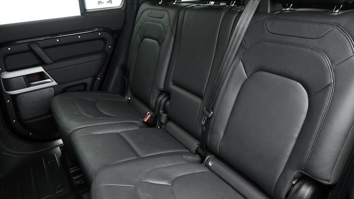 Land Rover Defender 110 Image 5
