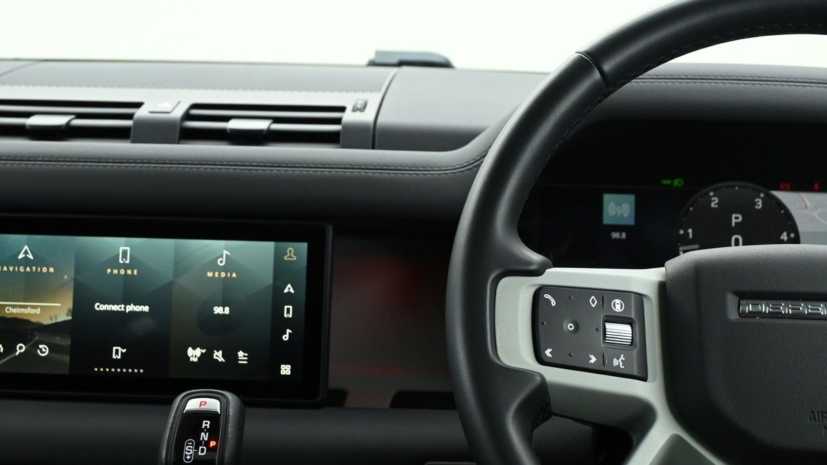 Land Rover Defender 110 Image 15