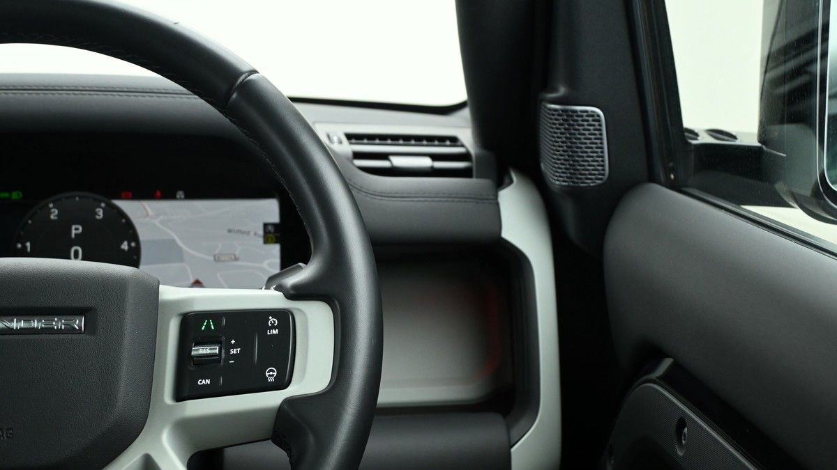 Land Rover Defender 110 Image 16